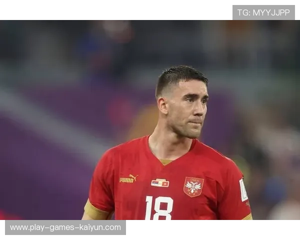 尤文弗拉霍维奇胸口停球后劲射直飞球网：力量与时机的艺术在草坪上绽放